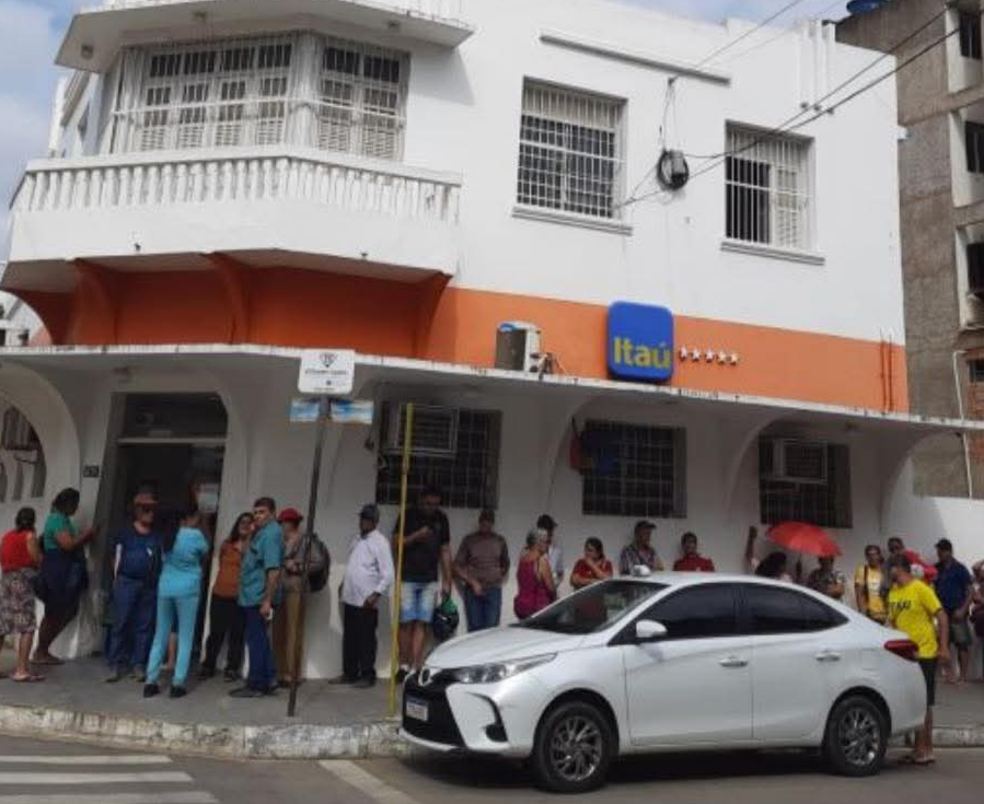 O Ministério Público de Minas Gerais (MPMG), por intermédio da Promotoria de Justiça local, notificou nesta segunda-feira (15) a agência do banco Itaú e...