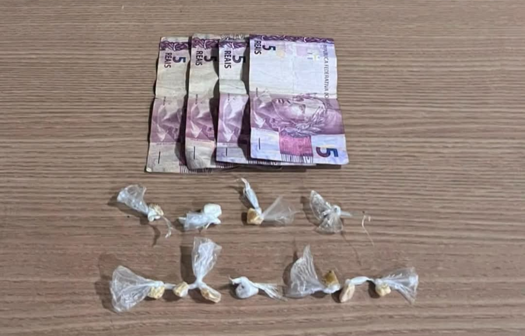 A Polícia Militar de Minas Gerais efetuou a prisão de um jovem de 21 anos por tráfico de drogas na noite da última terça-feira, 16 de junho. A ocorrênci...