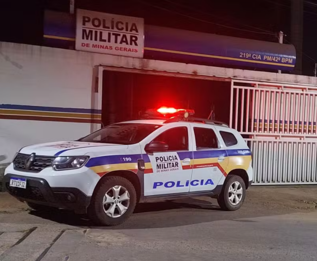 A Polícia Militar de Corinto realizou a captura de um foragido da Justiça na última quarta-feira (17). O homem foi localizado em cima do telhado de uma ...