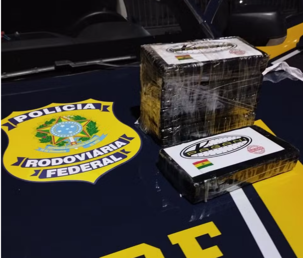 A Polícia Rodoviária Federal (PRF) realizou uma significativa apreensão de 5,5 quilos de cloridrato de cocaína na BR-365, no município de Pirapora, na ú...