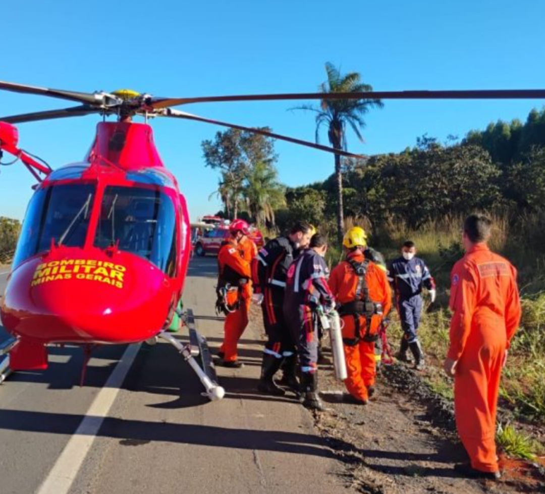 Três pessoas sofreram ferimentos em um acidente automobilístico registrado na BR-365, em Jequitaí, na tarde desta quinta-feira (18). O incidente envolve...