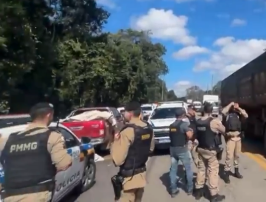 Um assalto seguido de intensa perseguição e troca de tiros com a polícia mobilizou diversas forças de segurança nesta sexta-feira (19) em Minas Gerais. ...