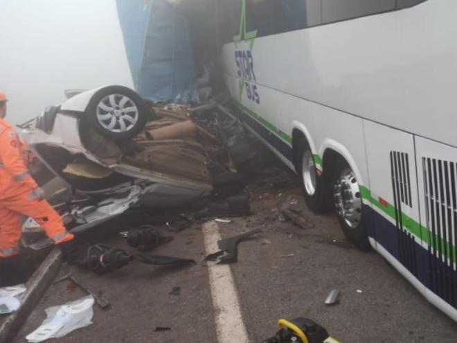 Uma grave colisão envolvendo quatorze veículos resultou na morte de uma pessoa e deixou outras sete feridas na manhã deste sábado (20). O acidente ocorr...