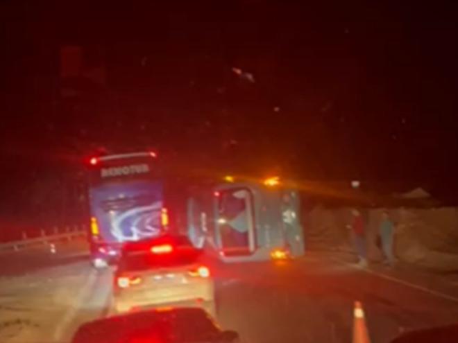 Um ônibus pertencente à empresa de transporte Univalle, com sede em Coronel Fabriciano, sofreu um tombamento na noite deste sábado. O incidente ocorreu ...