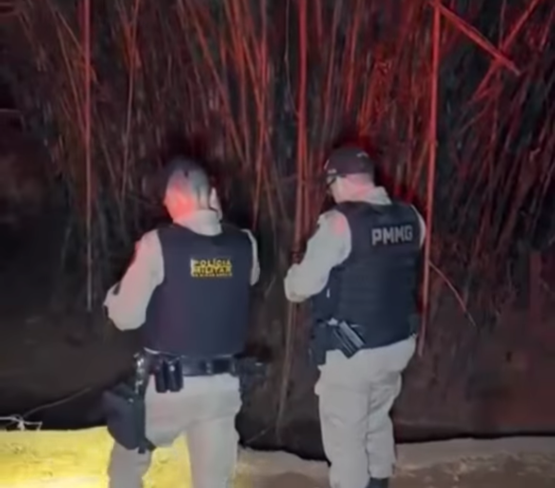 Um corpo masculino foi descoberto no final da noite de sábado (20) em Caratinga, às margens de um córrego situado na Rua Geraldo S. do Nascimento, no di...