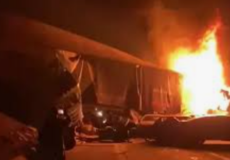 Uma grave colisão envolvendo múltiplos veículos resultou em um incêndio de grandes proporções e na interdição completa da BR-381, nas proximidades do mu...