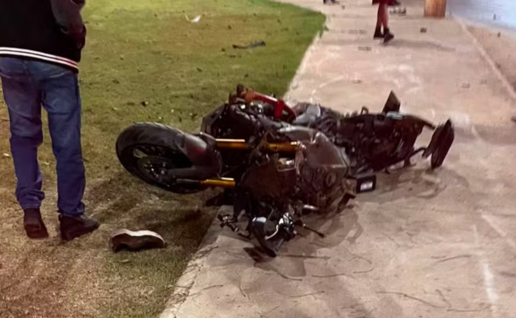Um motociclista sofreu ferimentos gravíssimos na madrugada deste domingo (21) em Pirapora, no Norte de Minas, após um acidente no bairro Nova Pirapora. ...