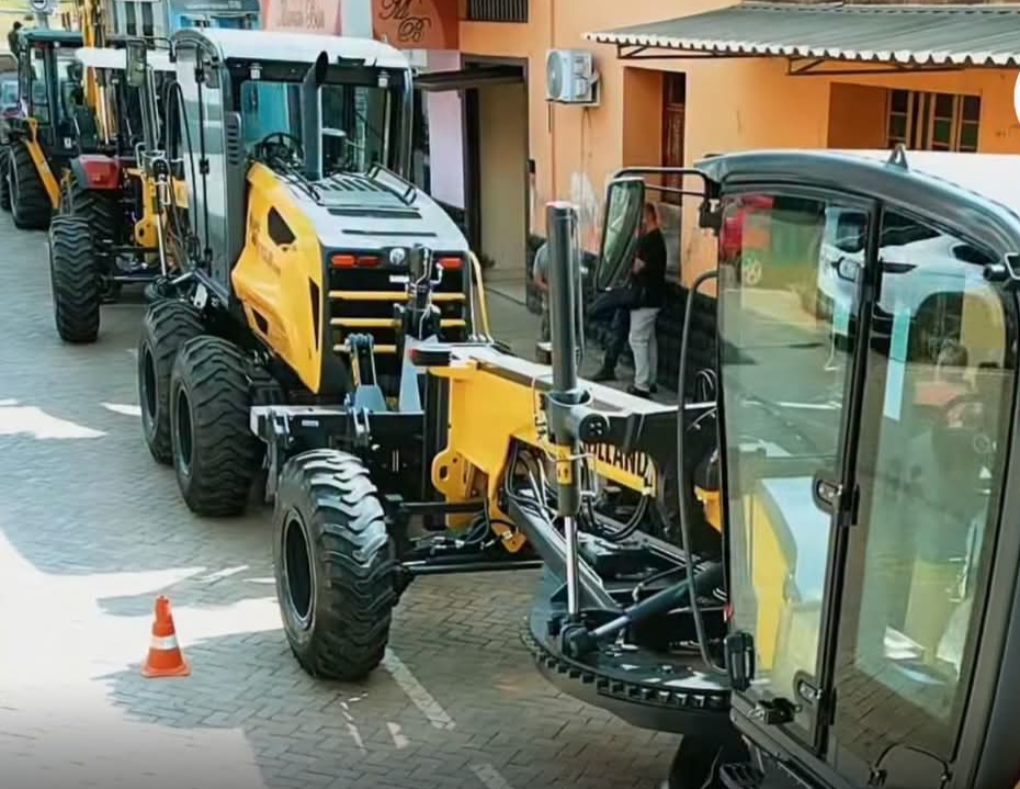 A Prefeitura de Santana do Manhuaçu anunciou, nesta semana, a chegada de uma nova leva de equipamentos que promete robustecer os serviços de infraestrut...