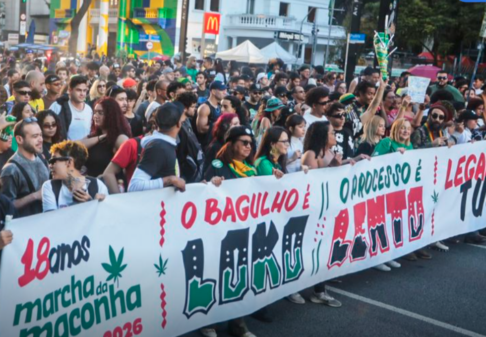 Dezenas de milhares de cidadãos se reuniram na tarde de hoje, dia 21, na capital paulista, em um ato público pela legalização da maconha no Brasil. O pr...