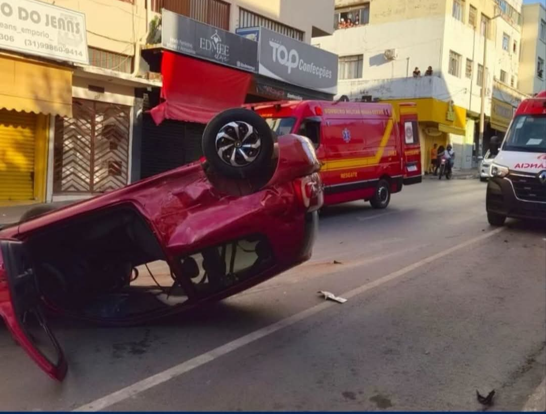 Equipes do Corpo de Bombeiros foram acionadas na tarde deste domingo (21) para atender a uma ocorrência de trânsito em Montes Claros. Um acidente envolv...