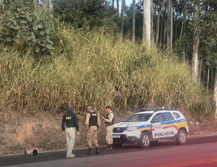 A Polícia Militar de Minas Gerais mantém as operações para identificar e localizar mais envolvidos em um assalto a residência. O crime ocorreu na locali...
