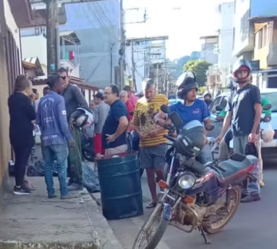 Um ataque violento resultou na morte de pelo menos quatro pessoas na tarde desta terça-feira, 23 de janeiro, em Visconde do Rio Branco, localizada na Zo...