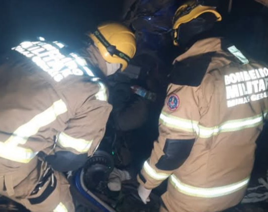 Um grave acidente na madrugada desta terça-feira (23) resultou na morte de um caminhoneiro na BR-251, na região de Salinas, no Norte de Minas Gerais. O ...