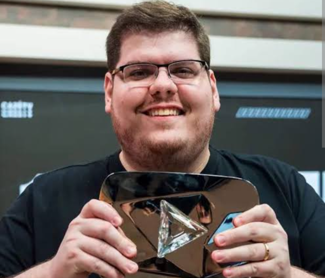 Por muitos anos, Casimiro Miguel conquistou milhares de espectadores que dedicavam as madrugadas para acompanhar suas transmissões online. Com um format...