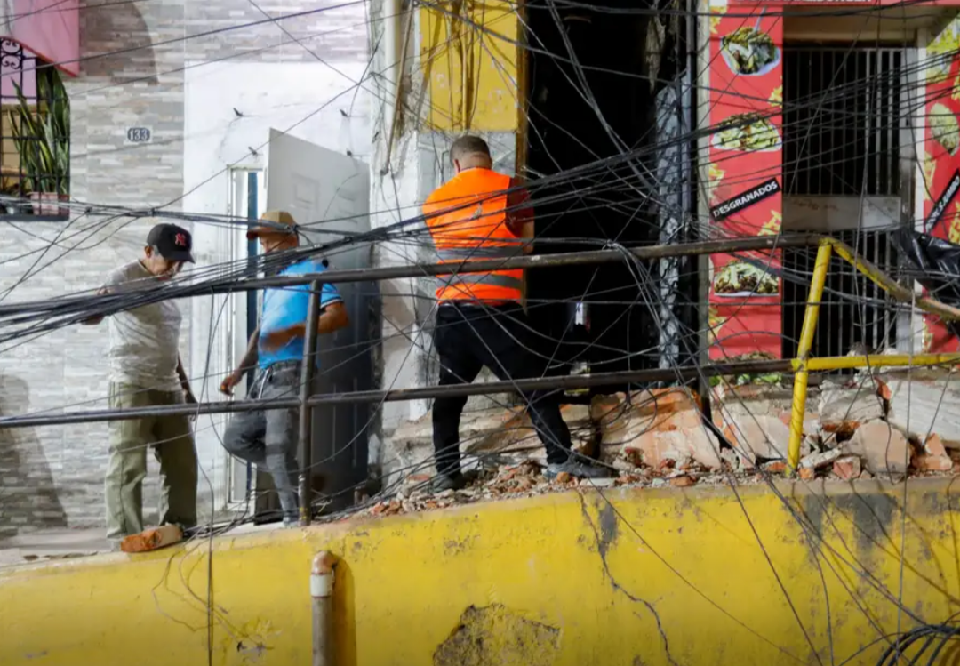 A Venezuela foi abalada por dois intensos terremotos, medindo 7,2 e 7,5 na escala Richter, na noite e no fim da tarde da última quarta-feira (24), segui...