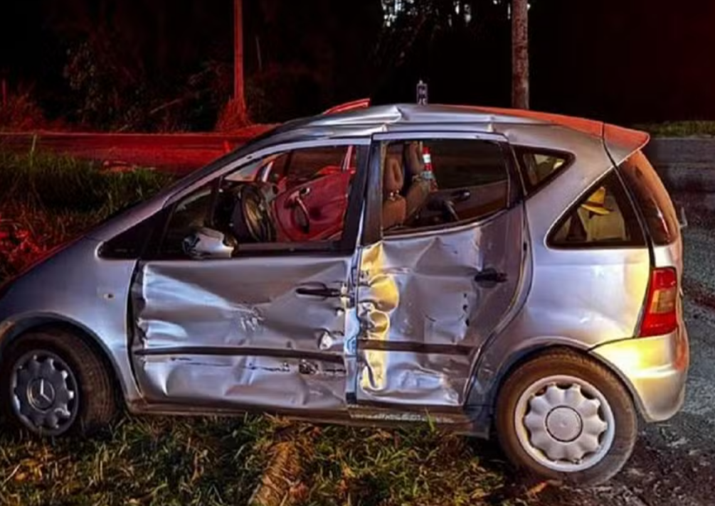 Um policial militar reformado, de 91 anos, encontra-se em estado grave após uma colisão envolvendo um carro e um caminhão na MG-353, em Coronel Pacheco....