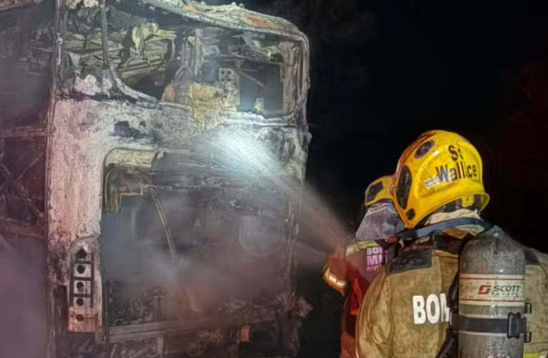 Um ônibus que realizava o percurso entre São Paulo (SP) e Brasília (DF) foi atingido por um incêndio na madrugada deste sábado (27), na BR-050, em Uberl...