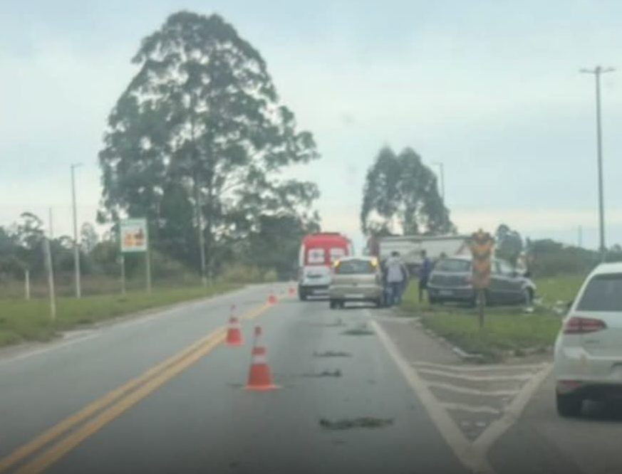 Duas pessoas ficaram feridas em um acidente de trânsito ocorrido na BR-265, nas proximidades do Trevo do Tijuco, em São João del-Rei. O incidente envolv...