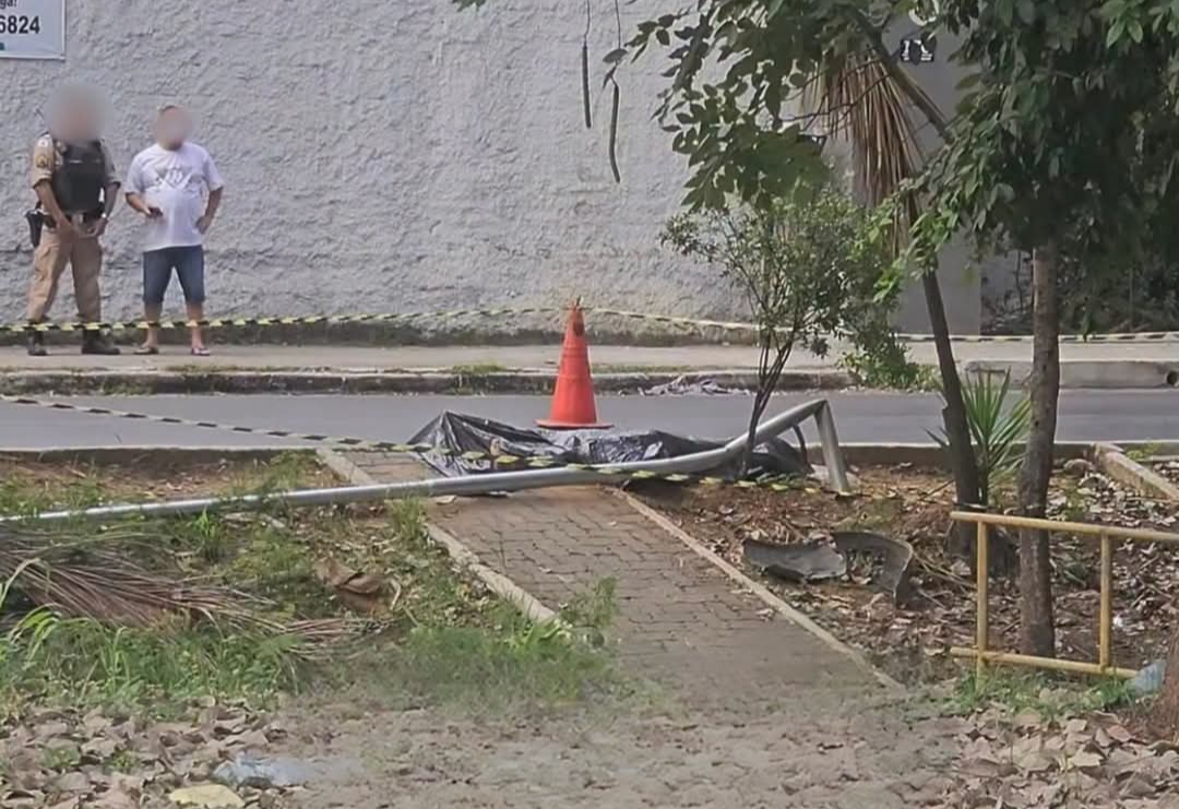 O corpo de Udson Duarte de Oliveira, um homem de 49 anos, foi encontrado sem vida na Avenida do Canal, bairro Altinópolis, em Governador Valadares, na t...