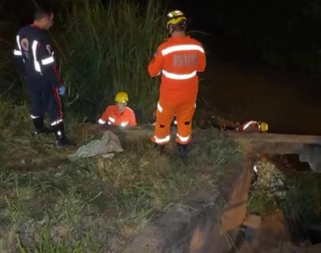 O Corpo de Bombeiros realizou o resgate de uma mulher na noite deste domingo (28), em Caratinga, depois que ela caiu de uma ponte na BR-116. O incidente...