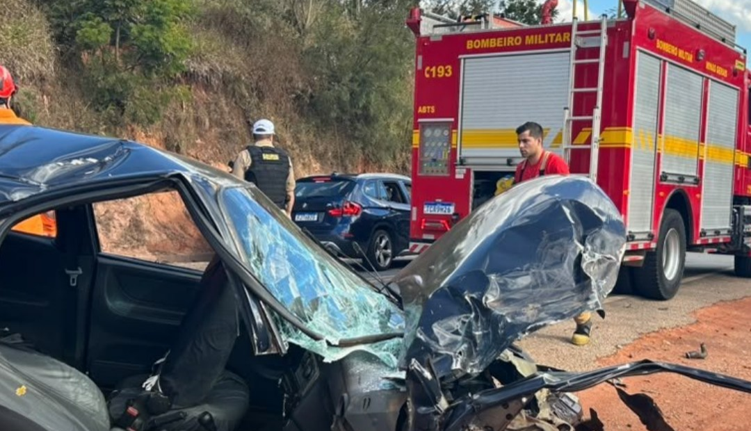 Quatro pessoas de uma mesma família ficaram feridas na tarde deste domingo, dia 28, após uma colisão frontal na BR-265, próximo ao km 340, na cidade de ...