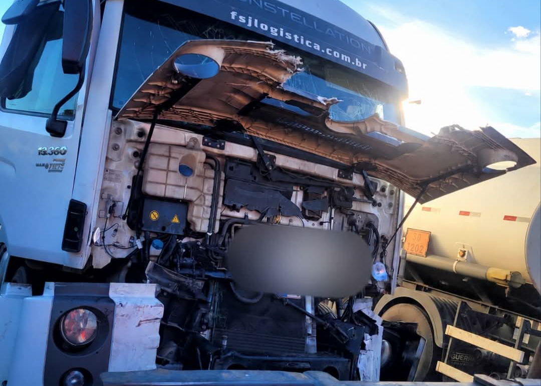 Uma colisão envolvendo duas carretas foi registrada na tarde deste domingo, 28, no quilômetro 475 da BR-251. O incidente ocorreu especificamente no trec...