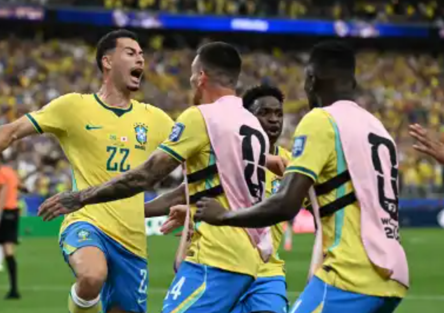 A Seleção Brasileira assegurou sua classificação para as oitavas de final da Copa do Mundo após uma vitória de virada por 2 a 1 sobre o Japão. O confron...