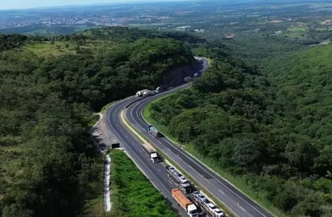 A concessionária Eco135 foi sentenciada a pagar aproximadamente R$ 60 mil em indenização por danos materiais a dois homens que se envolveram em um acide...