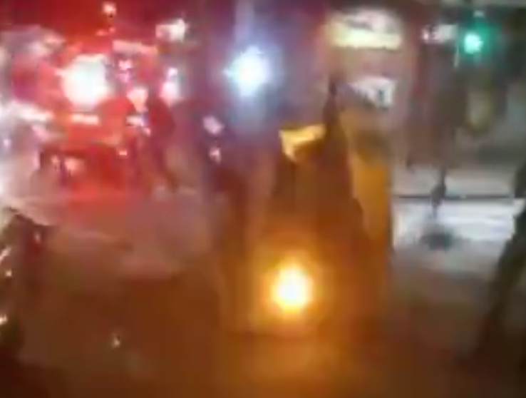 Um motorista de aplicativo capotou o veículo que conduzia após uma colisão com um semáforo no cruzamento das ruas da Bahia e dos Tamóios, no Centro de B...