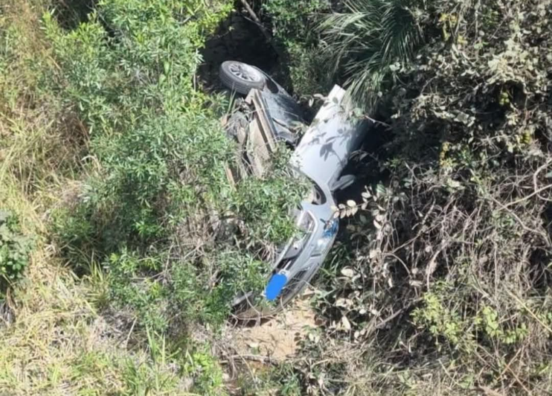 Um carro capotou na tarde desta terça-feira (30) na BR-251, no trecho que conecta os municípios de Salinas e Francisco Sá. O incidente, ocorrido próximo...