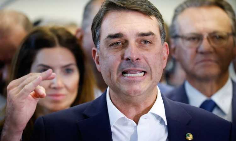 O senador Flávio Bolsonaro (PL-RJ) protocolou um pedido no Supremo Tribunal Federal (STF) para que o ministro Alexandre de Moraes seja declarado suspeit...
