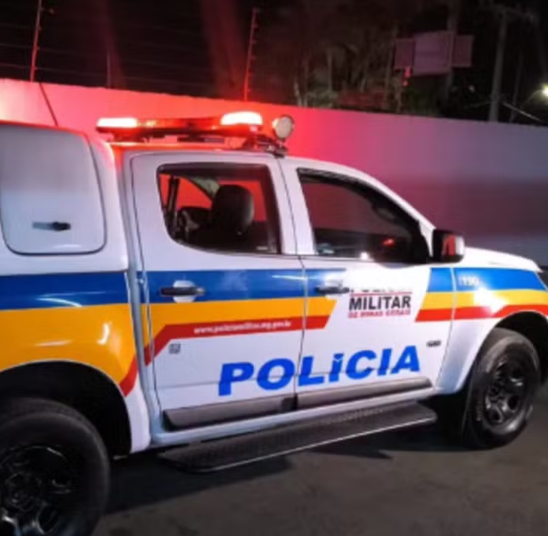 Na última quarta-feira (2), a Polícia Militar localizou um homem escondido no banheiro da própria residência em Jaíba, no Norte de Minas, durante o aten...