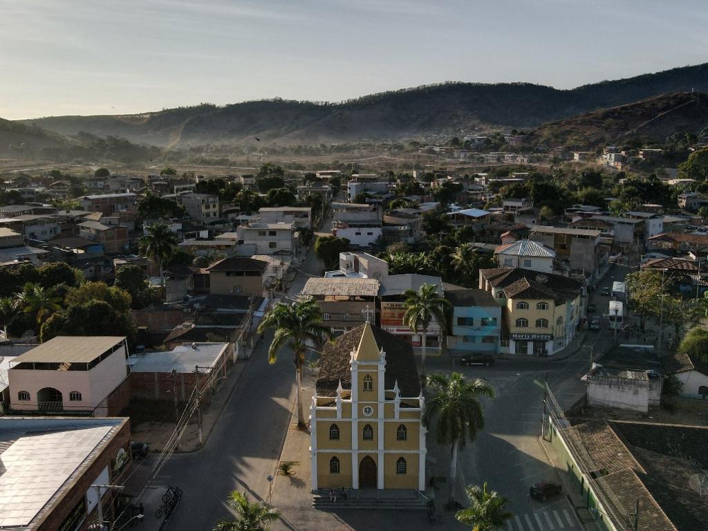 A Prefeitura Municipal de Santana do Paraíso deu início ao Programa de Regularização Fundiária (Reurb), que irá beneficiar cerca de 1.700 famílias dos b...
