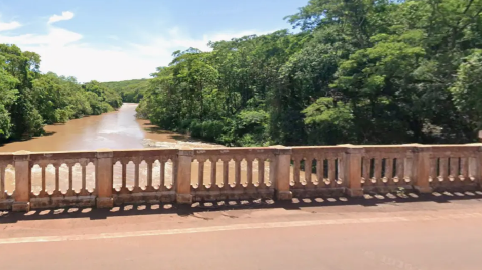 Uma mulher de 41 anos foi encontrada em estado de choque na rodovia AMG-2545, no município de Veríssimo, Minas Gerais, na manhã de quarta-feira (1). A v...