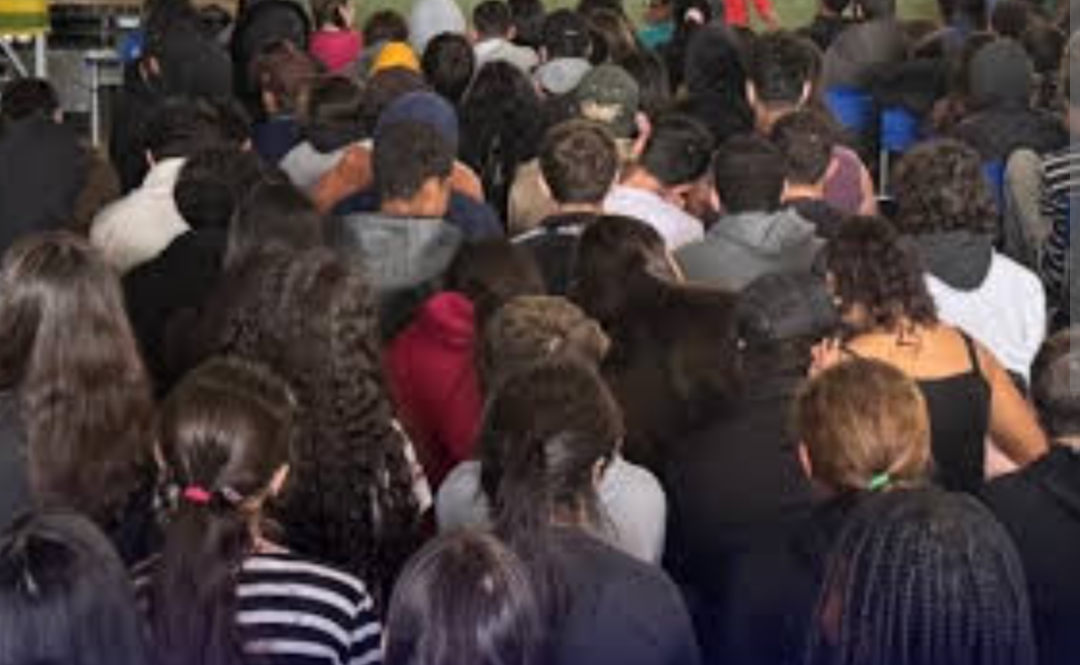 O movimento de jovens em busca de novas oportunidades e formação acadêmica em centros urbanos maiores ou polos universitários configura-se como um desaf...