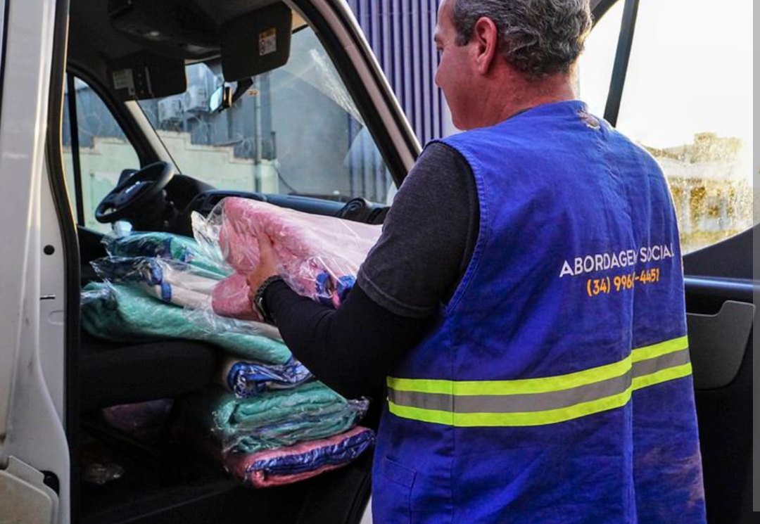 Uma onda de frio rigorosa atinge o estado de Minas Gerais, acionando uma vasta rede de apoio e cidadania em resposta. Com termômetros marcando temperatu...