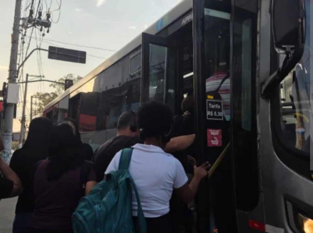 A rotina de centenas de trabalhadores e estudantes em Varginha tem sido desafiadora devido a problemas persistentes no transporte coletivo urbano. Nos ú...