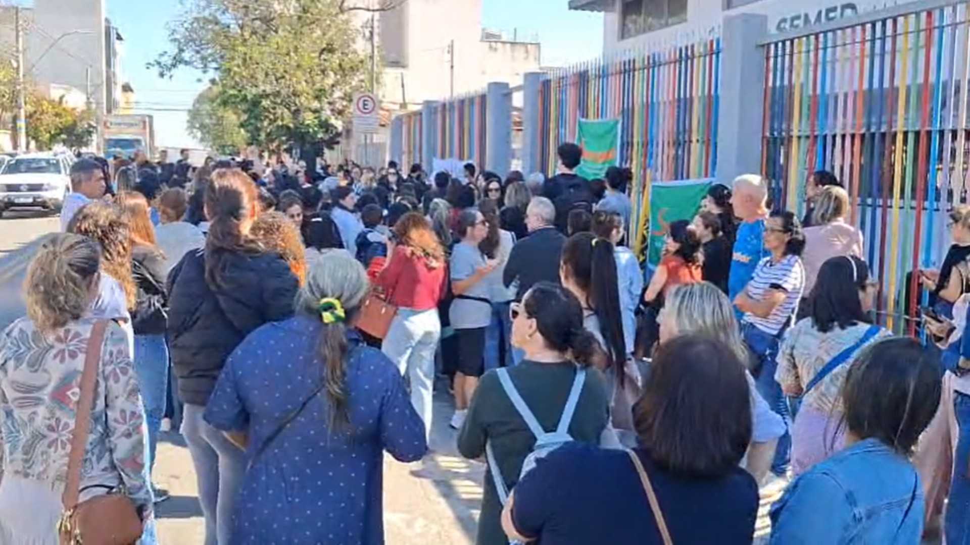 A cidade de Divinópolis, na região Centro-Oeste de Minas, enfrenta nesta segunda-feira, 6 de julho de 2026, uma paralisação significativa dos servidores...
