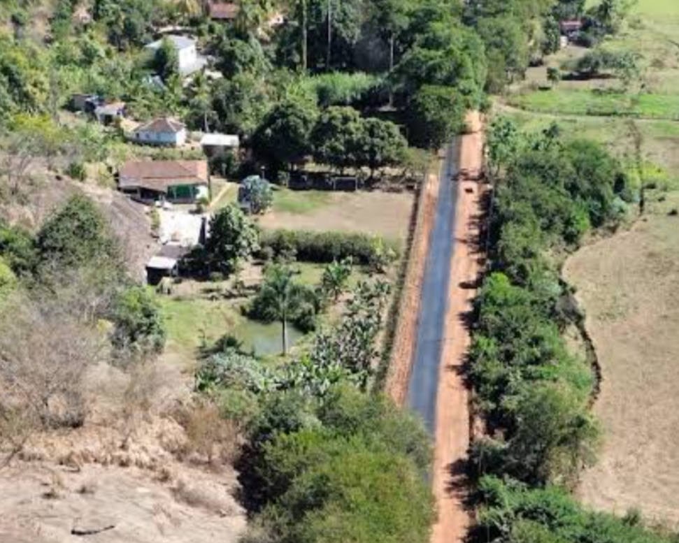 A Prefeitura de Vargem Alegre deu início à aplicação da segunda camada de asfalto em um trecho fundamental que conecta a cidade ao Vale do Aço. Esta eta...