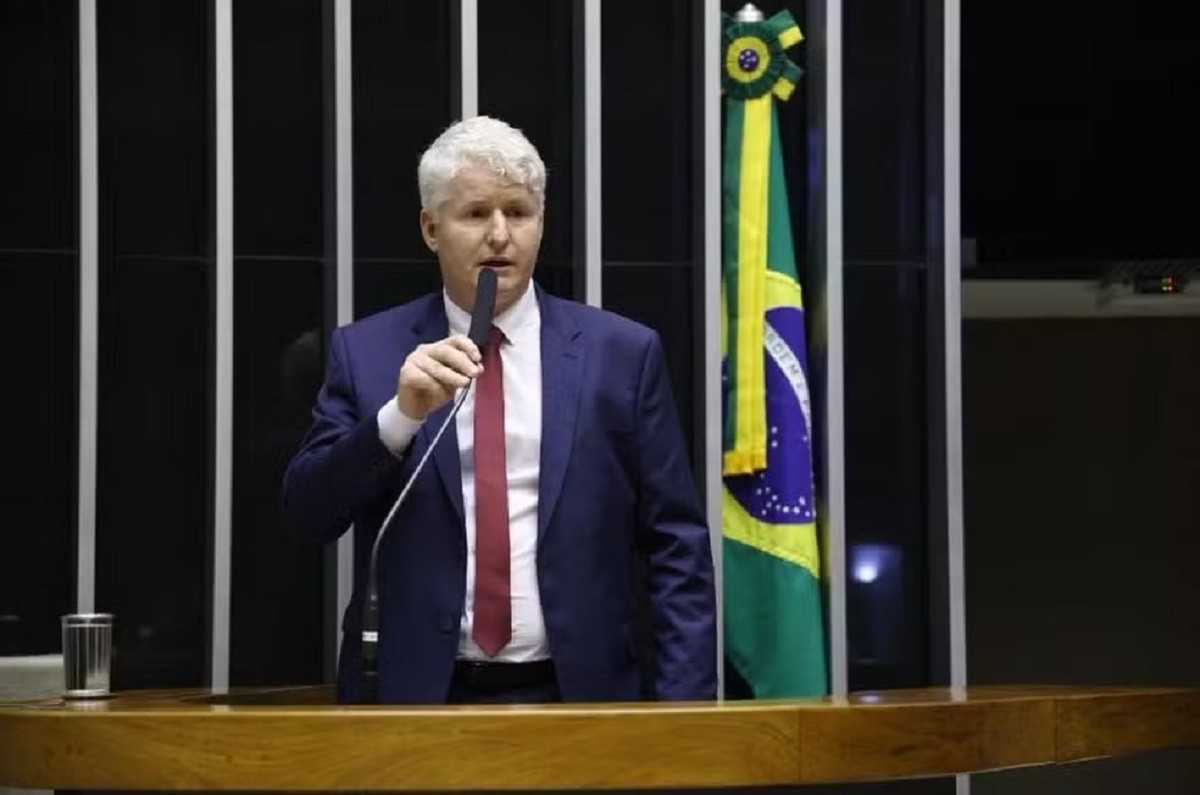 O Ministério Público de Minas Gerais (MPMG) apresentou denúncia contra o prefeito de Miraí, Adaelson de Almeida Magalhães (Republicanos), por supostas c...