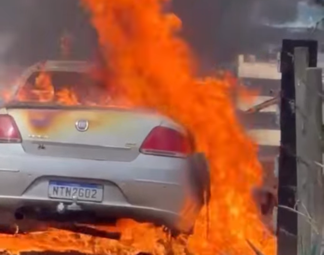 Um automóvel Fiat Linea foi completamente consumido pelas chamas na tarde desta quinta-feira (9). O incidente ocorreu na LMG-823, rodovia que liga os mu...