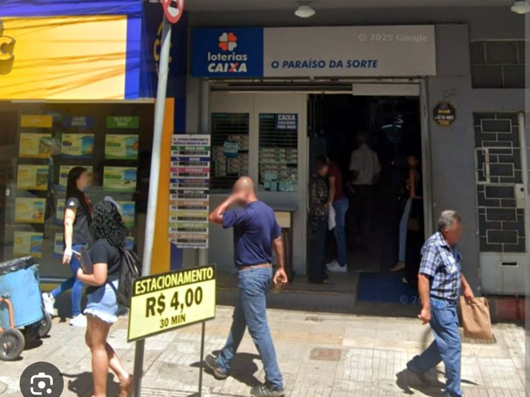 A cidade de Divinópolis, em Minas Gerais, celebra um novo milionário. Uma aposta única, realizada em um estabelecimento lotérico local, acertou todas as...
