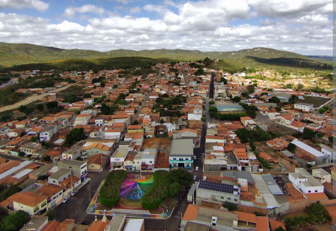 A carência de empregos formais e a pouca diversificação econômica emergem como desafios centrais para as famílias de Santo Antônio do Retiro, um municíp...