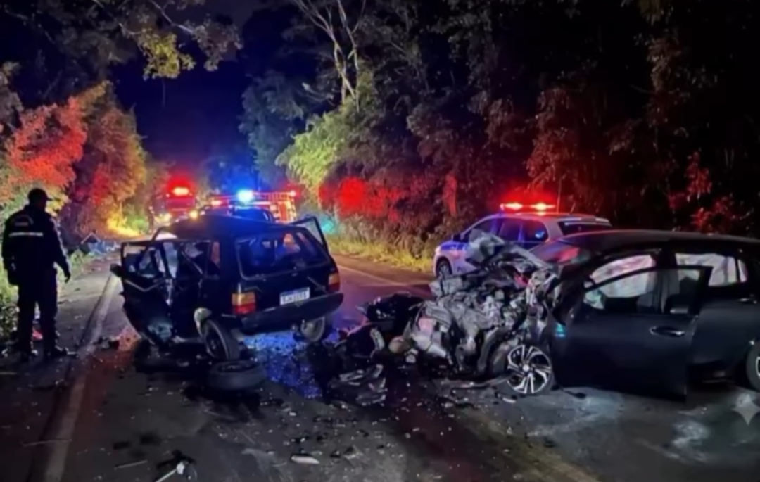 Uma grave colisão foi registrada na MG-111, na altura do km 05, no início da noite de domingo, 12 de julho. O incidente ocorreu no trecho que conecta Ip...