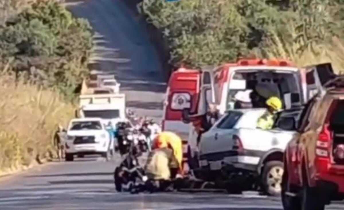 Uma colisão envolvendo um carro e uma caminhonete na MG-431, em Piumhi, resultou na morte de uma mulher e deixou outras três pessoas feridas. O incident...