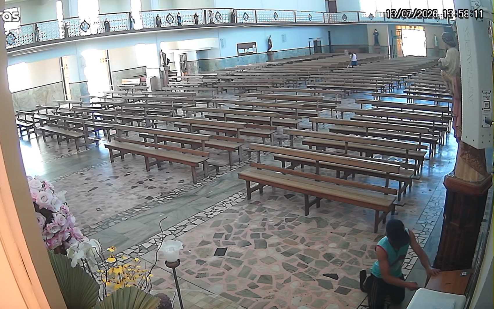 Um indivíduo foi capturado por câmeras de segurança enquanto manipulava uma caixa de doações na Igreja Matriz de Nossa Senhora do Carmo, localizada em C...