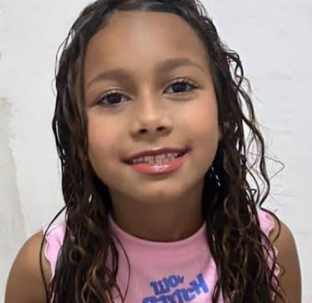 Uma menina de 10 anos morreu em Belford Roxo, na Baixada Fluminense, depois que o veículo em que estava com seu pai foi alvo de múltiplos disparos. As i...