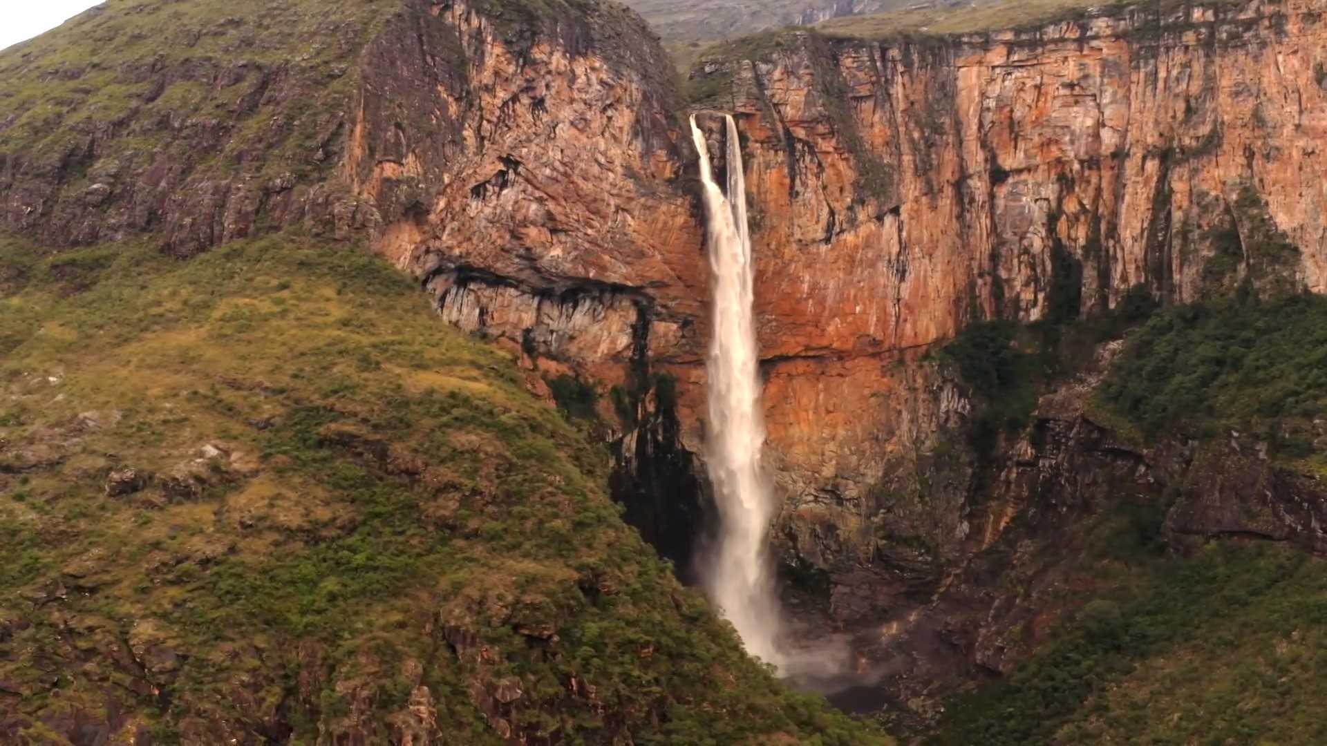 A majestosa Cachoeira do Tabuleiro, reconhecida como a maior de Minas Gerais, está pronta para receber visitantes novamente. Localizada em Conceição do ...