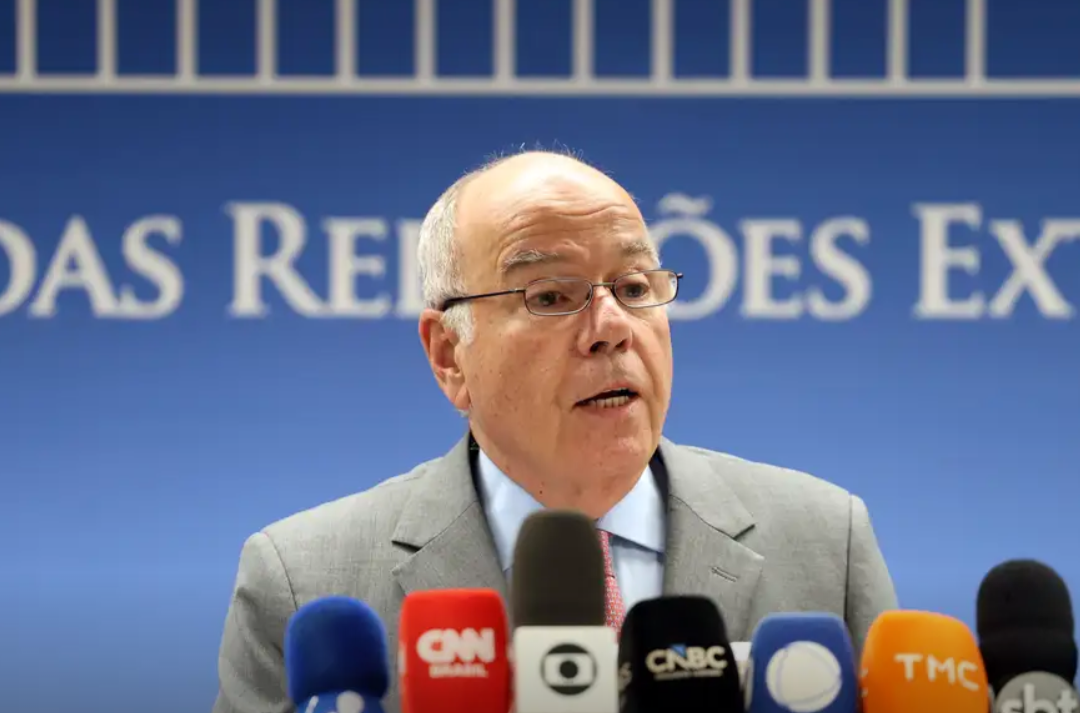 O ministro das Relações Exteriores do Brasil, chanceler Mauro Vieira, declarou nesta quinta-feira (16) que os Estados Unidos (EUA) tentaram impor uma "c...