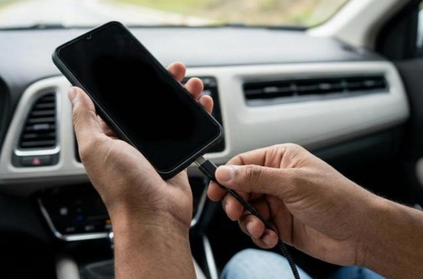 A prática de recarregar o celular utilizando a porta USB ou o carregador veicular no automóvel tornou-se um hábito comum para milhões de pessoas no Bras...